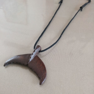 collier-ethnique-queue-de-baleine-en-bois-hintsy-bijou-malgache-artisanat-madagascar