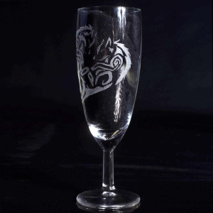 verre-a-champagne-flute-gravure-loup-renard-style-tribal-artisanat-francais